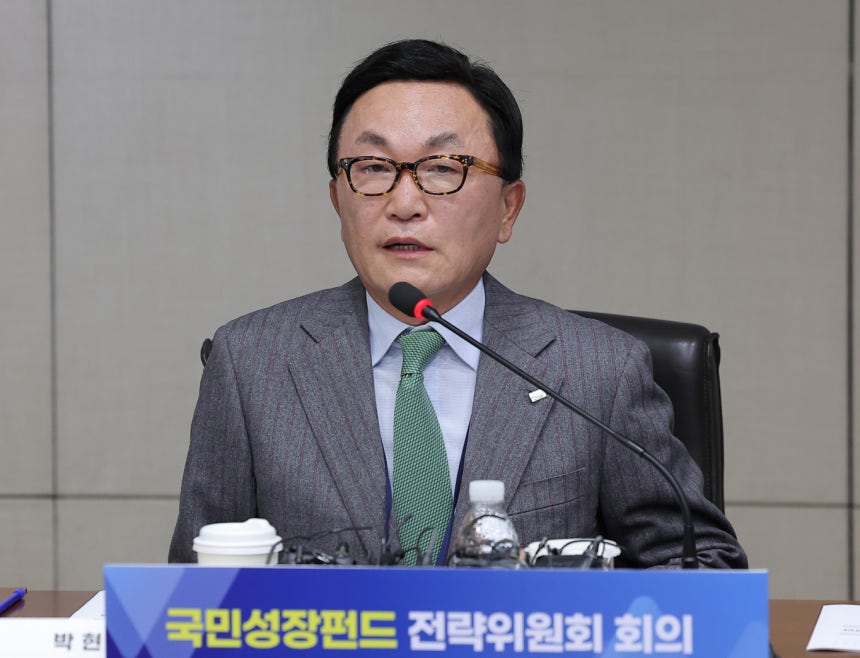 사진은 박현주 미래에셋 회장이 지난 11일 서울 여의도 산업은행 본점에서 열린 국민성장펀드 전략위원회 회의에서 모두발언을 하는 모습./사진=뉴스1