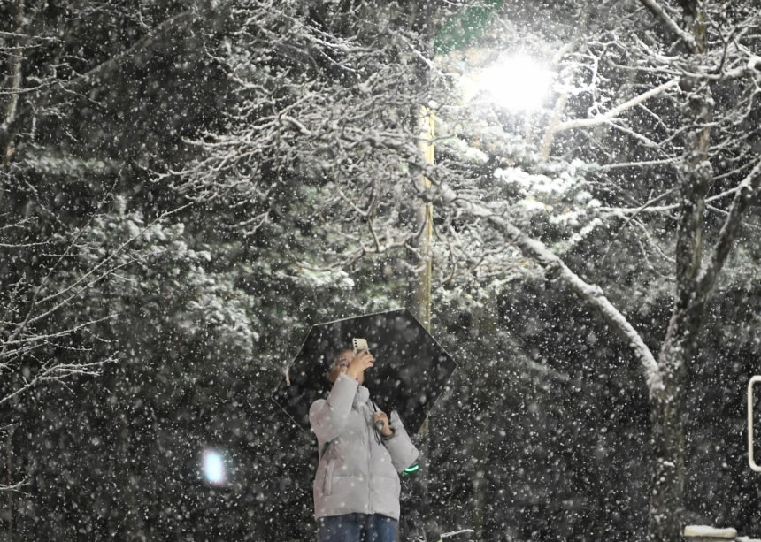 일요일 내륙 곳곳에 대설특보가 내려질 전망이다.사진은 지난 4일 경기 수원시 영통구 망포동 거리에 눈이 내린 모습./사진=뉴시