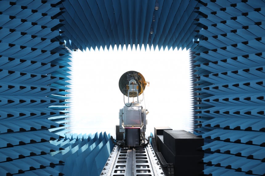 한화시스템 원전계시험장에서 천마 추적레이다 안테나 성능시험이 수행되고 있다./사진=한화시스템 