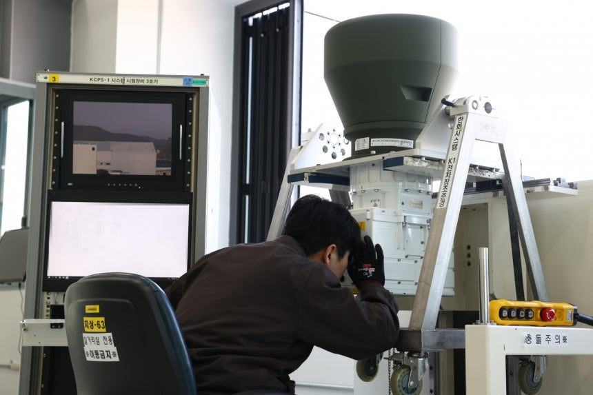 한화시스템 관계자가 실거리 시험장에서 K2 전차 조준경 실제 거리 측정 시험을 하고 있다./사진=한화시스템
