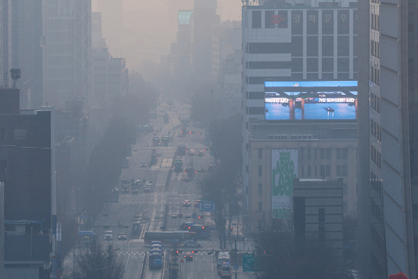 16일 낮 기온이 14도까지 오르겠다.사진은 초미세먼지 농도가 '나쁨' 수준을 보이고 있는 지난 7일 서울 도심./사진=뉴스1