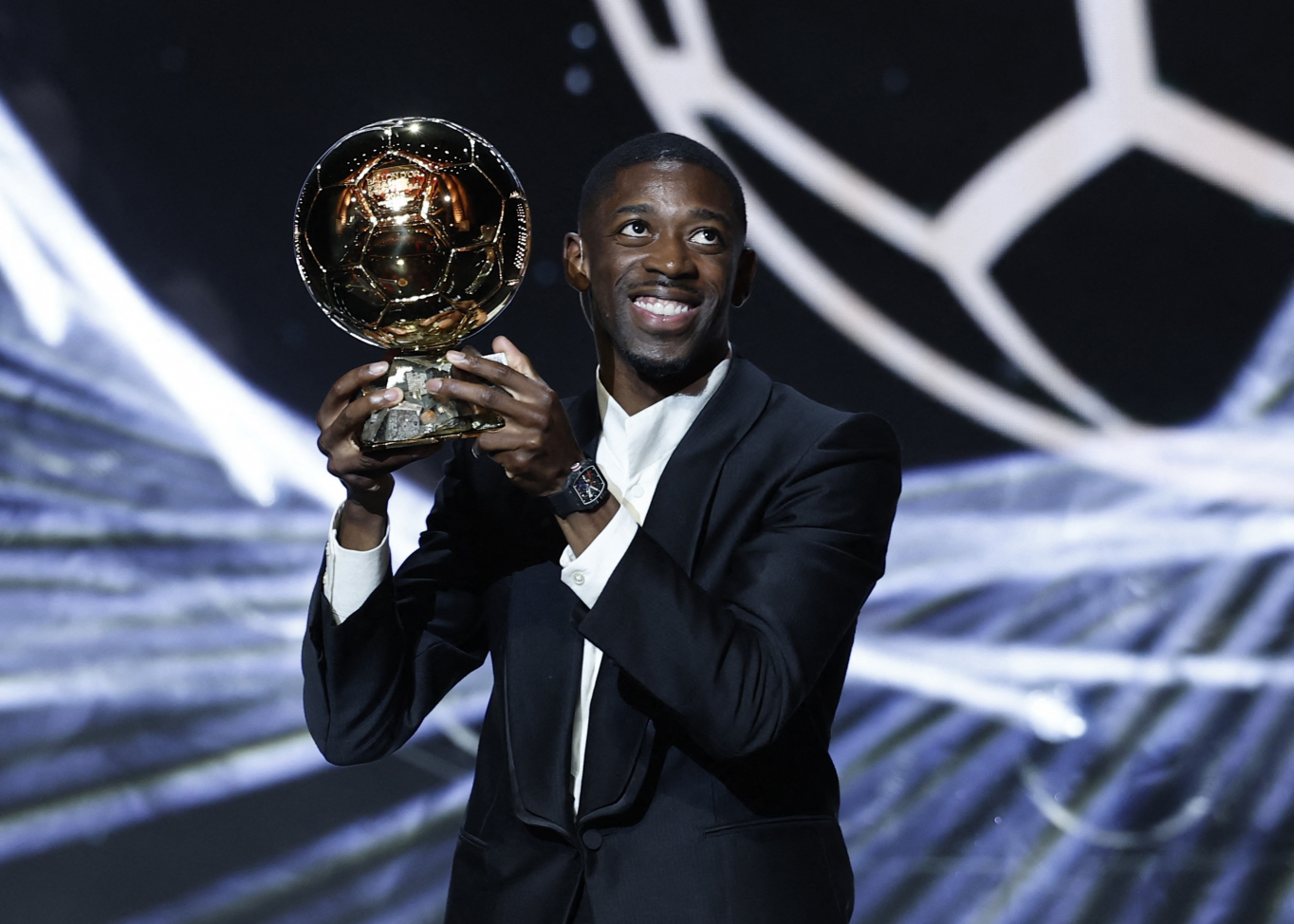 PSG <b>뎀벨레</b>, FIFA 올해의 선<b>수상</b> <b>수상</b>… <b>발롱도르</b> 이어 2관왕