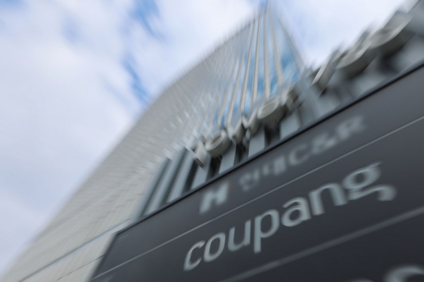  쿠팡 모회사 쿠팡Inc가 지난 15일(현지시각) SEC에 제출한 '중요 사건 신고서'(Form 8-K)를 통해 "전직 직원이 연루된 고객 정보 무단 접근 사고를 인지했다"고 뒤늦게 공시한 것으로 드러났다.SEC는