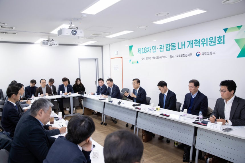  한국토지주택공사(LH) 개혁안 발표가 지연되는 가운데 정부의 공공택지 확대 정책에 대한 우려가 커진다.김윤덕 국토교통부 장관은 지난달 12일 오전 서울 중구 국토발전전시관에서 LH 개혁위원회에 참석해 논의 결과를
