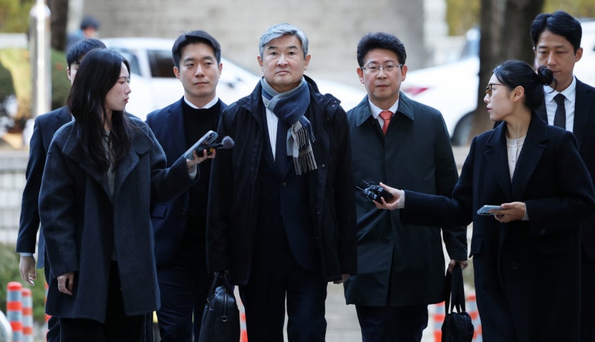 12·3 비상계엄 선포 계획을 듣고도 국회에 보고하지 않는 등 국정원장 의무를 다하지 않은 혐의를 받는 조태용 전 국가정보원장이 첫 재판에서 혐의를 부인했다.사진은 지난달 11일 조 전 원장이 서울 서초구 서울중앙