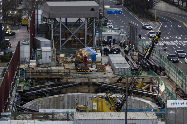 서울 여의도역 신안산선 공사현장에서 철근이 무너져 내린 사고가 발생해 50대 작업자가 사망했다.사진은 18일 서울 여의도 신안산선 공사현장에서 관계자들이 현장을 살펴보고 있는 모습./사진=뉴시스