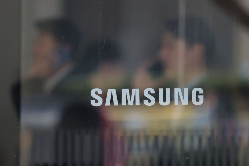 삼성생명이 유배당보험 계약자의 몫을 '계약자지분조정'으로 분류해 온 일탈회계 처리에 금융당국이 제동을 걸었는데 이에 따라 삼성생명은 수십조원의 배당금을 부채로 쌓을지 혹은 자본으로 계상해 배당 의무를 사실상 소멸시킬