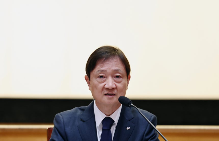 삼성생명은 고객이 납입한 보험료를 주식 등 자산에 투자해 얻은 성과(배당 및 시세차익)를 계약자와 공유하기로 약속하고 유배당보험 상품을 대규모로 판매했다.사진은 이찬진 금융감독원장이 1일 오전 서울 여의도 금융감독