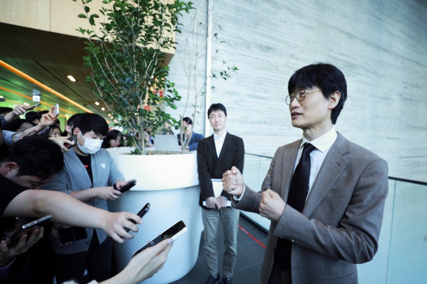 (서울=뉴스1) = 이해진 네이버 창업자 26일 경기 성남시 네이버 그린팩토리에서 열린 제26기 주주총회를 마치고 취재진 질문에 답하고 있다.(네이버 제공.재판매 및 DB 금지) 2025.3.26/뉴스1 Co