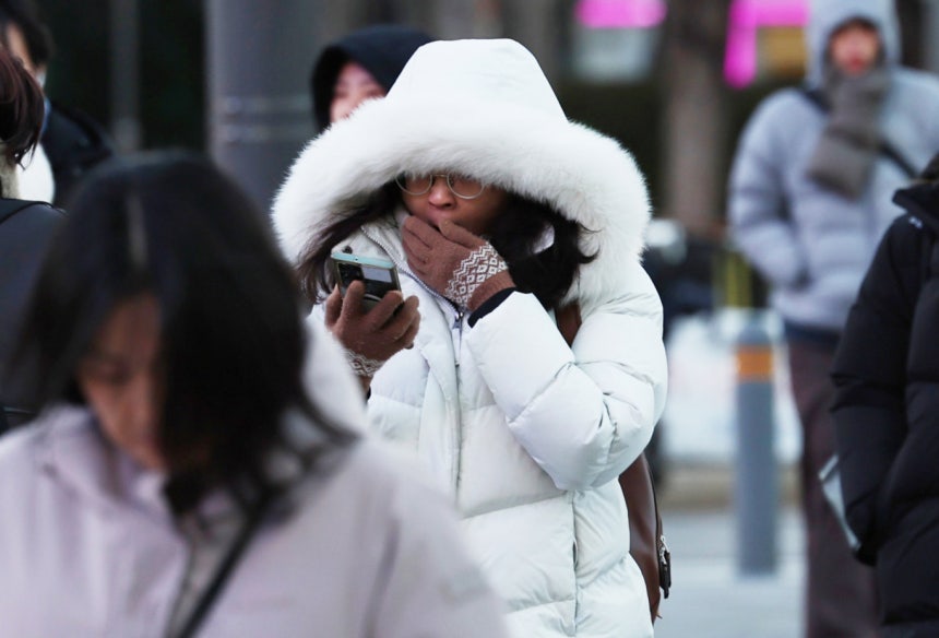 지난 4일 오전 서울 광화문네거리 일대에서 시민들이 추위 속 출근길 발걸음을 옮기고 있다./사진=뉴스1