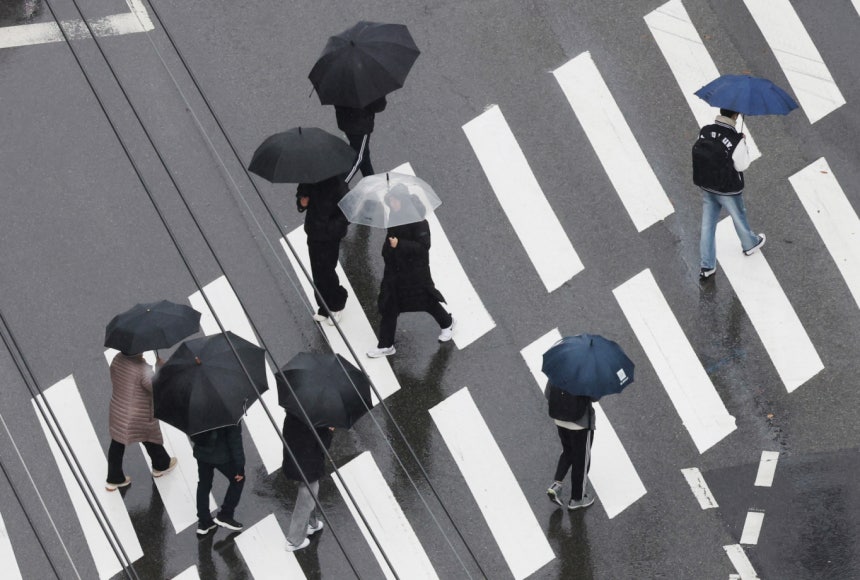 오는 23일 전국적으로 비가 내릴 것으로 예상된다.사진은 지난달 27일 경기 수원시 영통구 아주대학교 근처에서 시민들과 학생들이 우산을 쓰고 지나가고 있는 모습./사진=뉴스1