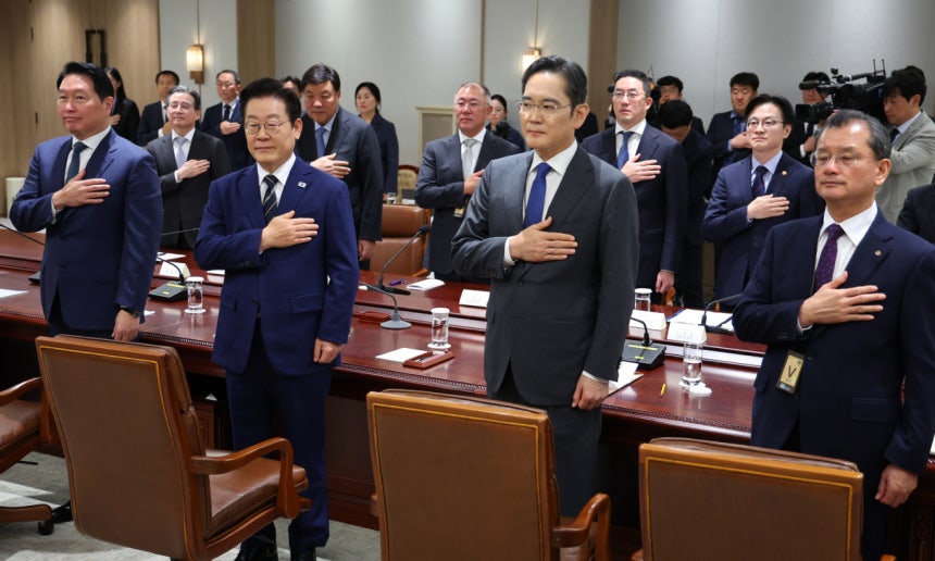 지난달 11월16일 서울 용산 대통령실 청사에서 열린 한미 관세협상 후속 민관 합동회의에서 국민의례를 하고 있는 모습./사진=뉴시스
