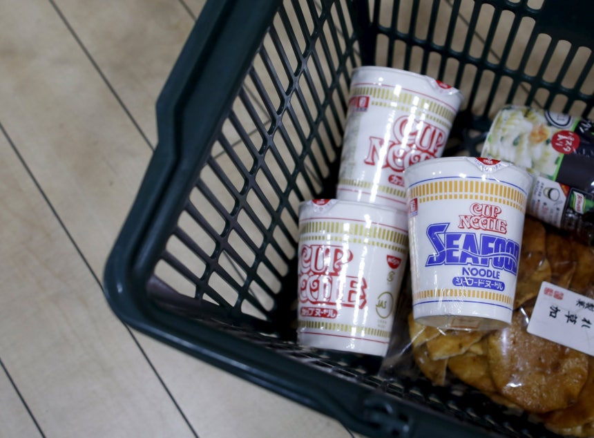 일본 라면 기업 닛신식품홀딩스가 미국 시장에서 하락세를 보이고 있다.사진은 2015년 11월16일 일본 도쿄 슈퍼마켓에서 닛신 컵라면을 구매한 고객 장바구니의 모습./사진=로이터 