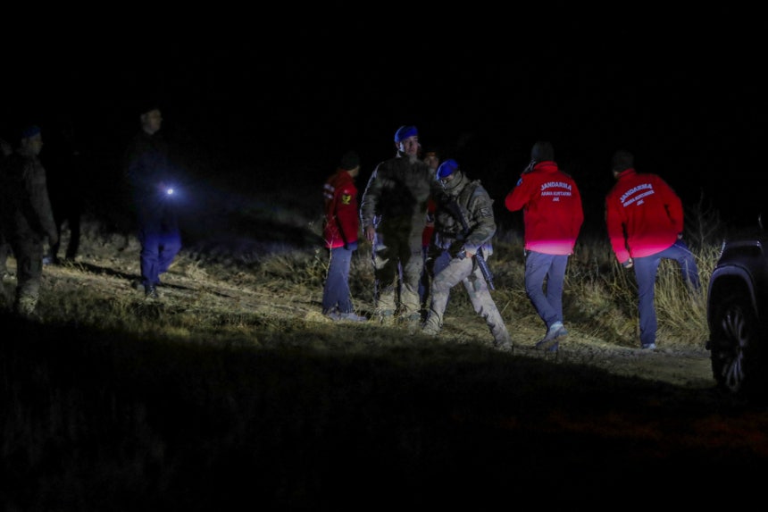 리비아군 참모총장이 탄 제트기가 튀르키예 이륙 후 추락해 숨졌다.사진은 24일(현지시각) 튀르키예 케시카바크 마을 인근에서 모하메드 알리 아흐메드 알하닷 리비아 참모총장 제트키 추락 현장을 수색 중인 현지 수색팀
