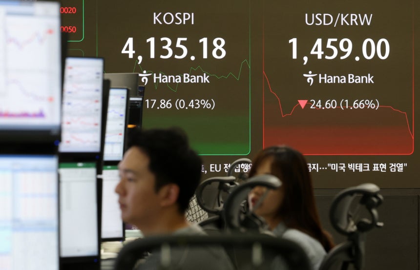 전 거래일 주간거래 종가(1483.6원)보다 1.3원 오른 1484.9원에 시작한 24일 원·달러 환율이 1460원대까지 하락했다.사진은 이날 오전 서울 중구 하나은행 딜링룸./사진=뉴시스