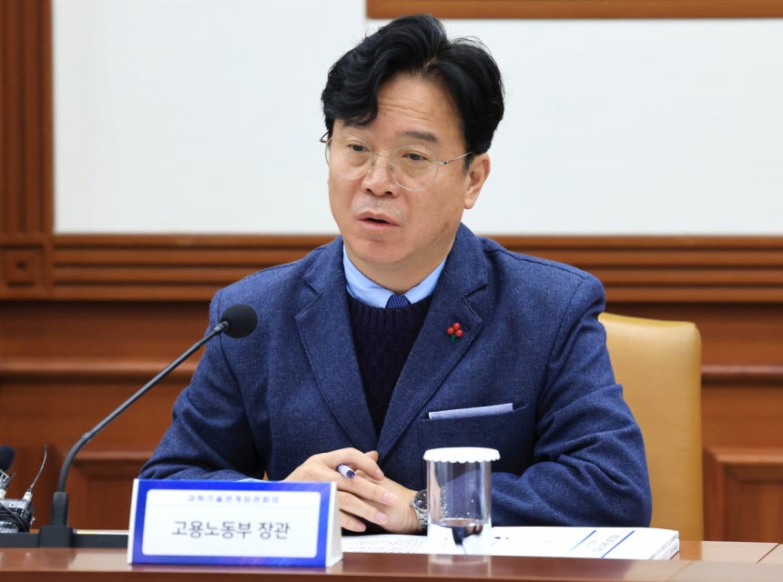 지난 18일 서울 종로구 정부서울청사에서 열린 제2회 과학기술관계장관회의에서 발언을 하고 있는 김영훈 고용노동부 장관./사진=뉴스1