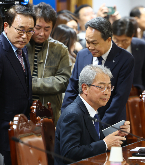 사진은 조용병 전국은행연합회 회장(왼쪽부터)과 임종룡 우리금융그룹 회장,<a href=