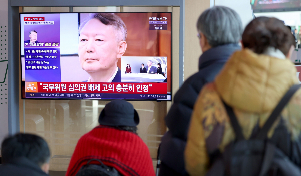 내란특검팀이 윤석열 전 대통령의 체포 방해 등 혐의에 대해 총 징역 10년을 구형했다.사진은 26일 서울역 대합실에 설치된 TV에서 윤석열 전 대통령에 대한 체포 방해 및 국무위원 계엄 심의·의결권 침해 등 혐의 
