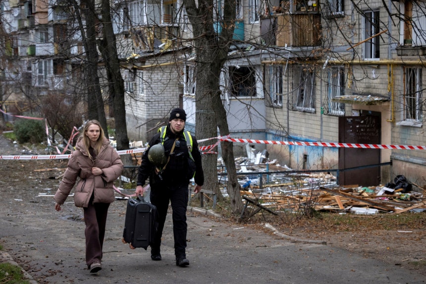 러시아가 우크라이나의 영토 양보를 이끌어내기 위해 종전 회담 하루 전 수도 키이우에 대규모 미사일 공습을 단행했다.사진은 러시아 드론 폭격을 맞은 키이우 거리를 걷는 경찰관과 시민의 모습./사진=로이터