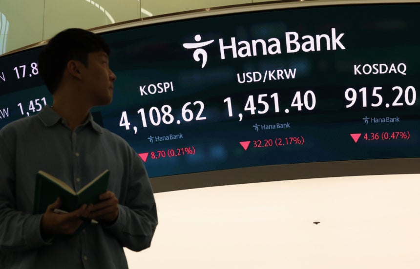 24일 오후 서울 중구 하나은행 딜링룸 전광판에 코스피가 전 거래일 보다 8.70 포인트(0.21%) 내린 4108.62 포인트를 나타내고 있다.원달러 환율은 32.20원(2.17%) 내린 1451.40원을 보였다