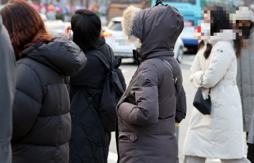 30일 전국이 대체로 맑으나 최저기온이 영하 8도로 떨어져 추운 날씨가 펼쳐질 예정이다.사진은 지난 3일 서울 종로구 광화문 네거리에서 두꺼운 옷을 입은 시민들의 모습./사진=뉴시스 