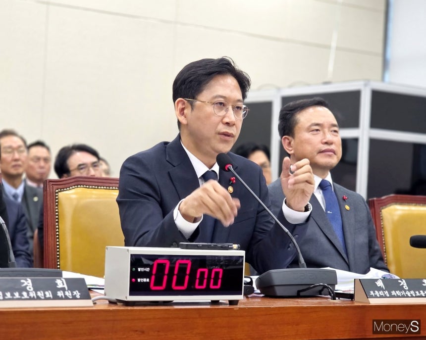 '쿠팡 연석 청문회'에 출석한 배경훈 부총리 겸 과학기술정보통신부 장관이 쿠팡의 개인정보 유출 규모에 대해 "3300만건 이상임을 확인했다"며 쿠팡의 축소 발표에 공식적으로 반박했다./사진=황정원 기자