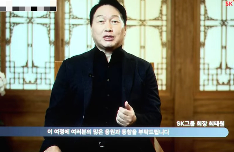 최태원 SK텔레콤 회장이 30일 코엑스 오디토리움에서 진행된 독자 AI 파운데이션 모델 프로젝트 1차 발표회를 통해 자국 AI 모델의 중요성을 강조했다./사진=유튜브 