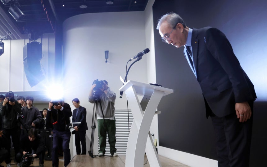 김영섭 KT 대표이사가 30일 오후 서울 종로구 KT 광화문빌딩 웨스트 사옥에서 소액결제 피해 및 침해사고와 관련해 사과를 하고 있다./사진=뉴시스