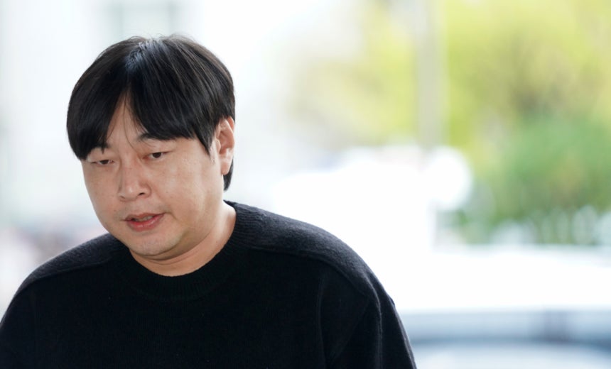 불법도박 혐의로 자숙 중인 방송인 이진호(39)가 4대 보험료 고액·상습체납자 명단에 포함됐다사진은 지난해 10월 서울 강남구 대치동 강남경찰서에 피의자 신분으로 출석한 코미디언 이진호./사진=머니S DB