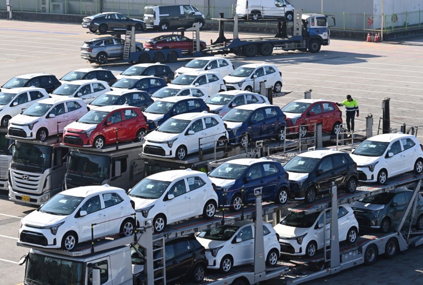 국내 자동차 내수 판매가 1년 만에 반등했다.정부의 개소세 인하 정책과 전기차 시장 회복세가 맞물린 결과로 풀이된다./사진=뉴시스
