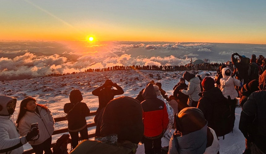 2026년 1월1일 새해 첫날 최저기온은 영하 16도로 강추위가 예상된다.사진은 지난 1월1일 제주 한라산 백록담을 찾은 해맞이객들이 구름 위로 떠오르는 일출 장관을 감상한 모습./사진=뉴시스(독자 제공) 