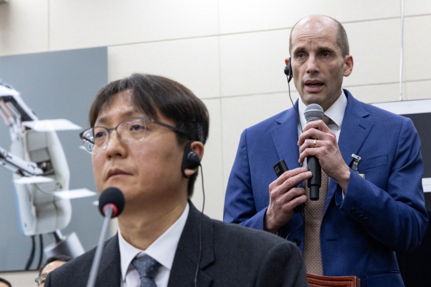 국회 과학기술정보방송통신위원회는 31일 김범석 쿠팡 Inc 의장과 해롤드 로저스 임시대표 등 전·현직 임원 7명을 국회증언감정법 위반 혐의로 고발하기로 의결했다. .해롤드 로저스 쿠팡 대표이사가 31일 서울 여의도 