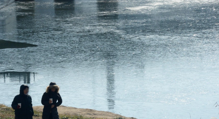 오는 5일 출근길 기온이 영하 10도까지 내려가겠다.사진은 지난 2일 전북 전주시 송천동 전주천 하류가 꽁꽁 얼어붙어 있는 모습./사진=뉴시스