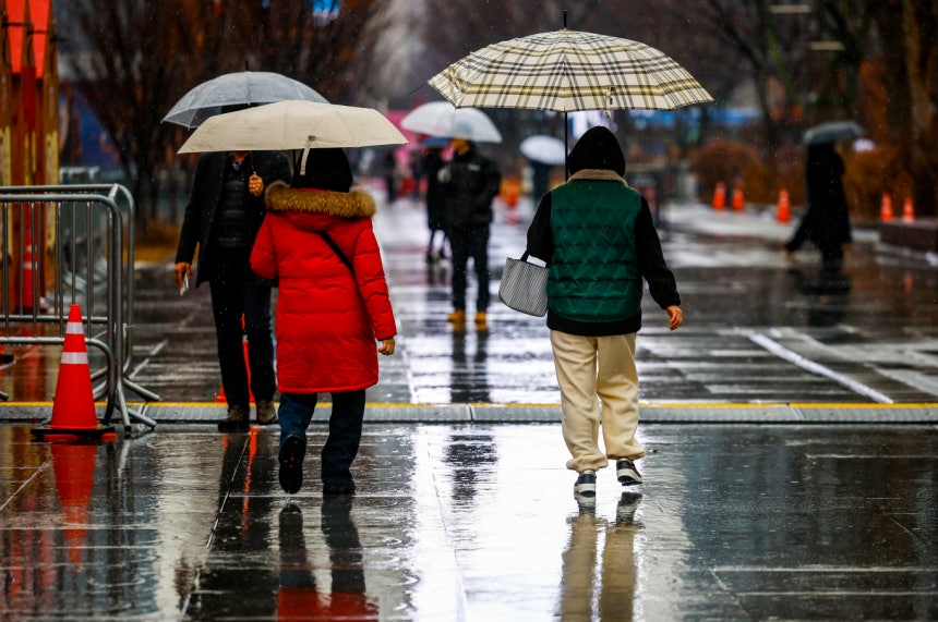 6일 전국이 대체로 맑다가 차차 흐려지며 저녁부터 경기북동부와 강원북부내륙,강원산지,제주도에 눈이나 비가 내릴 예정이다.사진은 지난해 12월23일 서울 종로구 광화문광장에서 우산을 쓴 시민들이 이동한 모습./