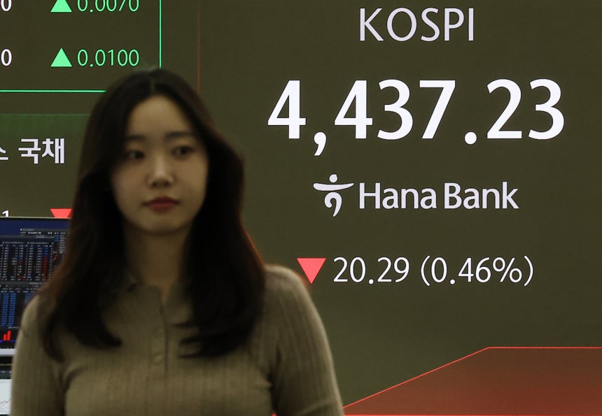 증시 대기자금이 한 달 만에 12조원 넘게 늘며 역대 최대치를 찍은 것으로 나타났다.사진은 6일 오전 서울 하나은행 딜링룸./사진=뉴스1