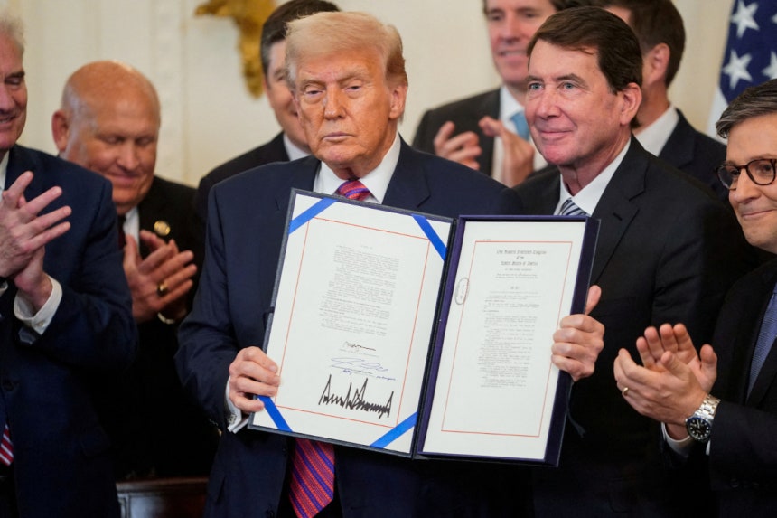 미국 상원의 클래리티 액트 수정 심사를 앞둔 가운데 가상자산 업계에선 규제 불확실성 해소 기대감이 커지고 있다.사진은 도널드 트럼프 미국 대통령이 지난해 7월18일 '지니어스 법안'에 서명한 모습./사진=로이터