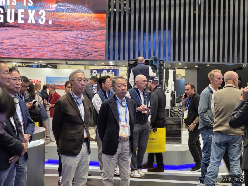 박정원 두산그룹 회장(가운데 오른쪽)과 박지원 부회장(왼쪽)이 7일(현지시각) 미국 라스베이거스 컨벤션센터(LVCC) 두산그룹 부스를 방문했다./사진=최유빈 기자