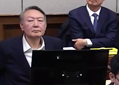 윤석열 전 대통령의 내란 우두머리 혐의 결심 공판이 9일에서 오는 13일로 연기됐다.사진은 9일 공판에 출석한 윤 전 대통령./사진=뉴스1 