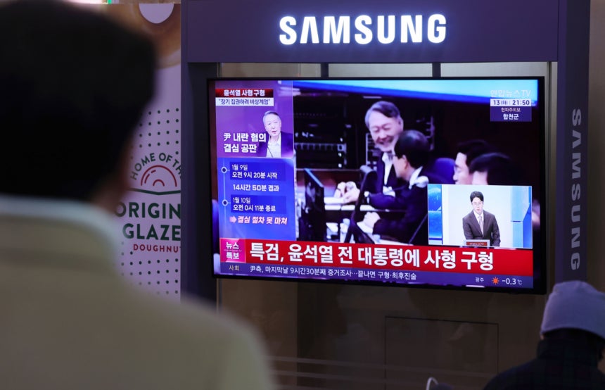 윤석열 전 대통령이 사형을 구형받은 후 옅은 미소를 짓자 현장 방청객들이 욕설을 퍼부었다.사진은 지난 13일 서울역 대합실에서 윤석열 전 대통령의 결심공판을 결과를 지켜보는 시민들./사진=뉴시스