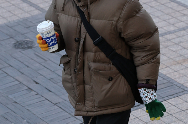 15일 전국 곳곳에 눈이나 비가 내리겠다.사진은 지난 8일 오전 서울 광화문네거리에서 두꺼운 옷을 입은 한 시민이 출근길 발걸음을 옮기는 모습./사진=뉴스1