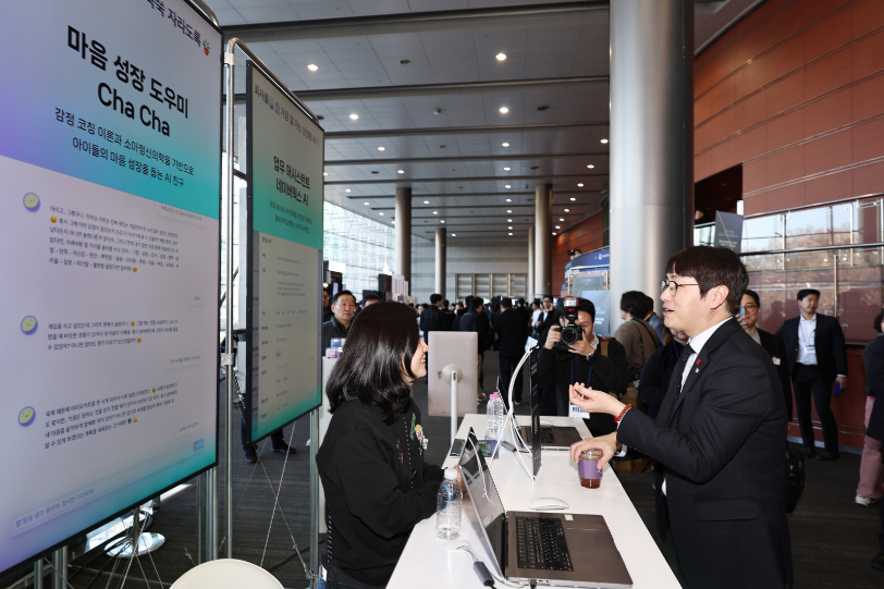 하정우 대통령실 AI미래기획수석이 지난달 30일 오후 서울 강남구 코엑스 오디토리움에서 열린 '독자 AI파운데이션 프로젝트 발표회'를 앞두고 네이버 클라우드 부스에서 설명을 듣고 있다./사진=뉴스1