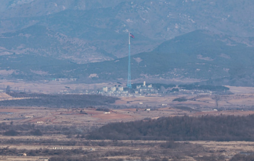 자신이 북한에 무인기를 보낸 당사자라고 주장하는 30대 남성이 윤석열 전 대통령 시절 용산 대통령실에서 근무했던 것으로 알려졌다.사진은 지난 11일 경기 파주시 오두산통일전망대에서 바라본 북한 기정동 마을 일대. /