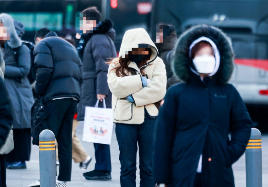 23일 최저기온이 영하 19도까지 떨어지며 추운 날씨가 이어질 예정이다.사진은 지난 22일 서울 종로구 세종대로사거리에서 두터운 옷차림을 한 시민들이 신호를 기다리는 모습./사진=뉴스1