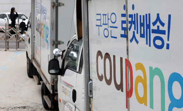 미국 쿠팡 법인 주주들이 쿠팡의 개인정보 유출 사태와 관련해 한국 정부를 상대로 국제투자분쟁(ISDS) 중재의향서를 제출한 이후 시민 여론이 극명하게 갈리고 있다.사진은 서울 시내의 한 쿠팡 차고지 모습./사진=