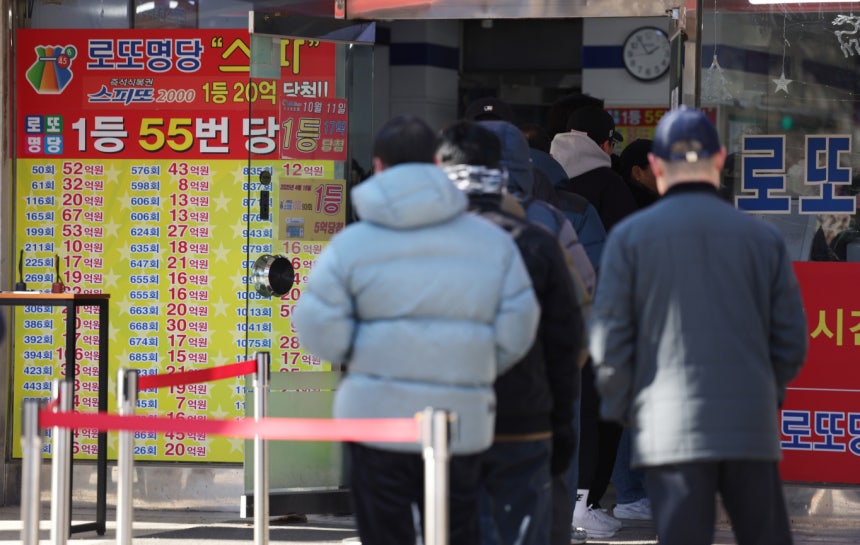 제1208회 로또 1등 당첨 번호는 '6·27·30·36·38·42',2등 보너스 번호는 '25'로 확인됐으며 당첨금은 1인당 50억171만3625원이다.사진은 지난 1일 서울 시내 한 복권판매점 앞에서 시민들이