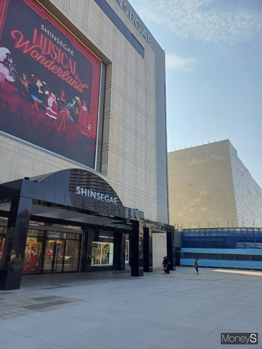 복합쇼핑몰 '더 그레이트광주'가 들어설 광주신세계 옆 옛 유·스퀘어문화관 부지에 철거막이 설치돼 있다/사진=이재호 기자.