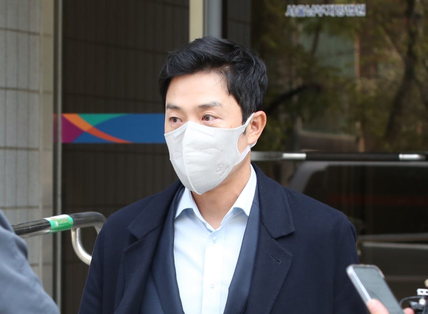 암호화폐를 가상자산 거래소에 상장해 주겠다는 명목으로 수십억 원을 챙긴 혐의로 기소된 프로골퍼 안성현씨(44)가 항소심에서 무죄를 선고받았다. 사진은 지난 2023년  서울남부지법에서 열린 구속 전 피의자 심문(영장
