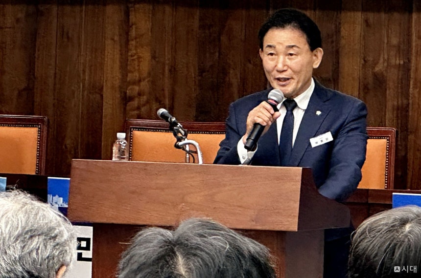 국회 국토교통위원회 소속 박용갑 의원이 11일 서울 영등포구 여의도 국회도서관에서 열린 '국민과 함께하는 고속철도 통합 추진 공청회'에서 축사를 하고 있다. /사진=장동규 기자