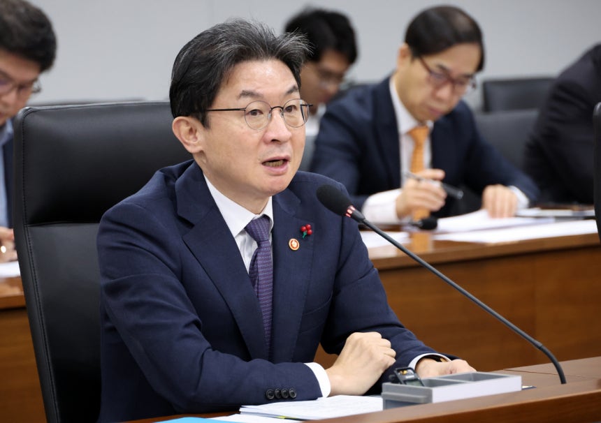 이억원 금융위원장이 11~12일 지방 산업체 등을 방문해 '국민성장펀드·지방우대금융 지역간담회(지역간담회)를 열고 첨단기술 투자 전략 등에 대한 의견을 듣는다. 사진은 이 위원장이 지난해 12월16일 정부세종청사에서