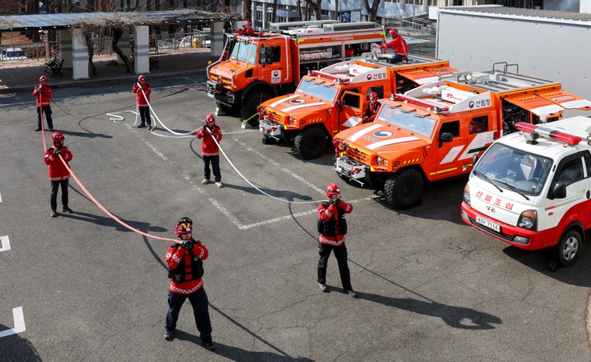지난 20일 대구 북구 대구시청 산격청사에서 남부지방산림청 구미국유림관리소 소속 산불재난 특수진화대원들이 장비 점검을 하고 있다.   특수진화대는 험준한 산악지역이나 야간산불 등 고난도 현장에 투입되는 정예 진화 조